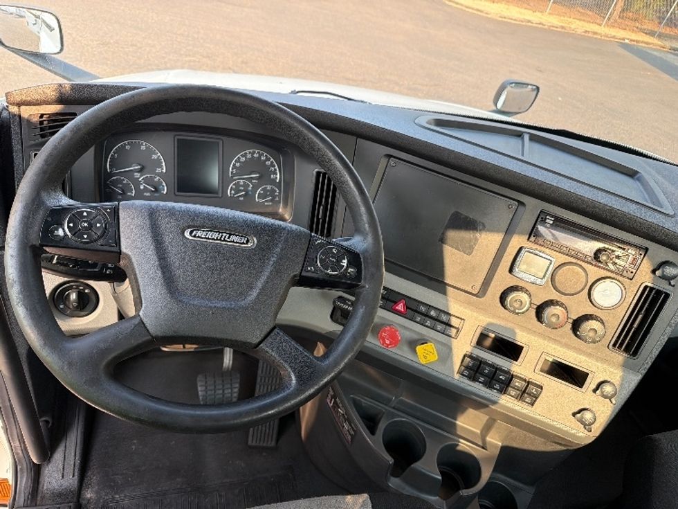 Day Cab Tractor-Heavy Duty Tractors-Freightliner-2020-T12684ST-Portland-OR-630,152\n\t\tmiles-$ 49,250 - Image 11