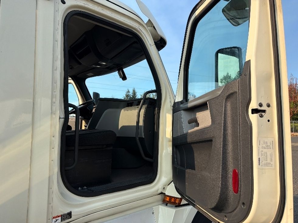 Day Cab Tractor-Heavy Duty Tractors-Freightliner-2020-T12684ST-Portland-OR-630,152\n\t\tmiles-$ 49,250 - Image 12
