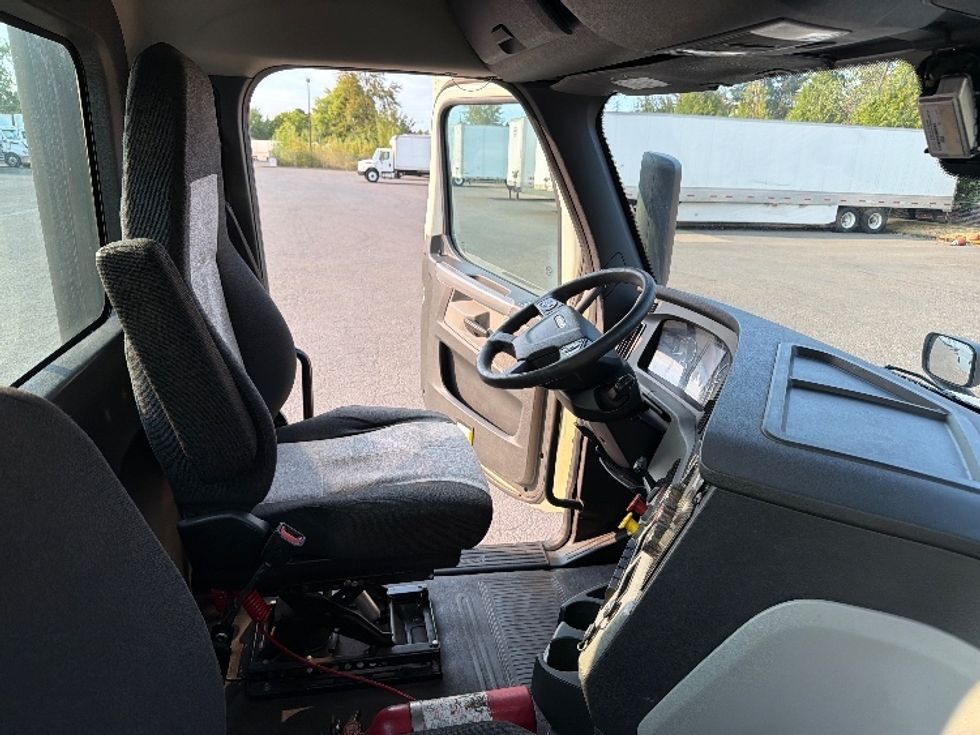Day Cab Tractor-Heavy Duty Tractors-Freightliner-2020-T12684ST-Portland-OR-630,152\n\t\tmiles-$ 49,250 - Image 14