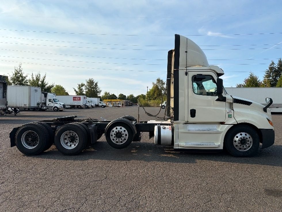 Day Cab Tractor-Heavy Duty Tractors-Freightliner-2020-T12684ST-Portland-OR-630,152\n\t\tmiles-$ 49,250 - Image 8