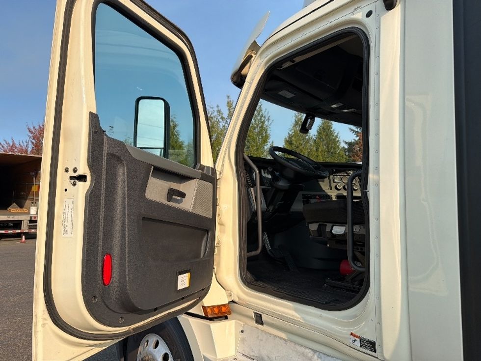 Day Cab Tractor-Heavy Duty Tractors-Freightliner-2020-T12684ST-Portland-OR-630,152\n\t\tmiles-$ 49,250 - Image 9