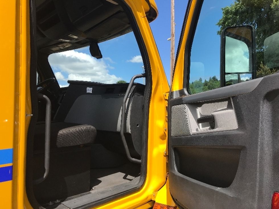 Day Cab Tractor-Heavy Duty Tractors-Freightliner-2020-T12684ST-Seattle-WA-391,770\n\t\tmiles-$ 67,250 - Image 12