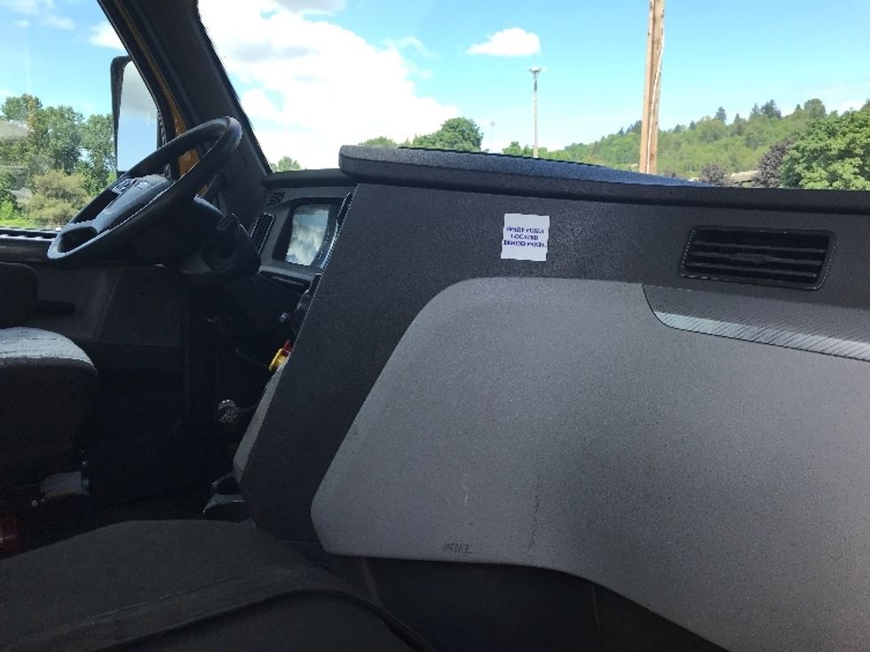 Day Cab Tractor-Heavy Duty Tractors-Freightliner-2020-T12684ST-Seattle-WA-391,770\n\t\tmiles-$ 67,250 - Image 13