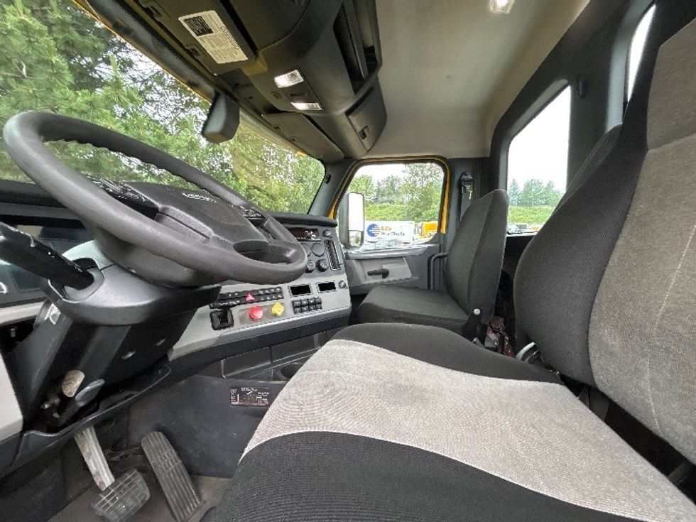 Day Cab Tractor-Heavy Duty Tractors-Freightliner-2020-T12684ST-Tacoma-WA-195,501\n\t\tmiles-$ 78,500 - Image 10