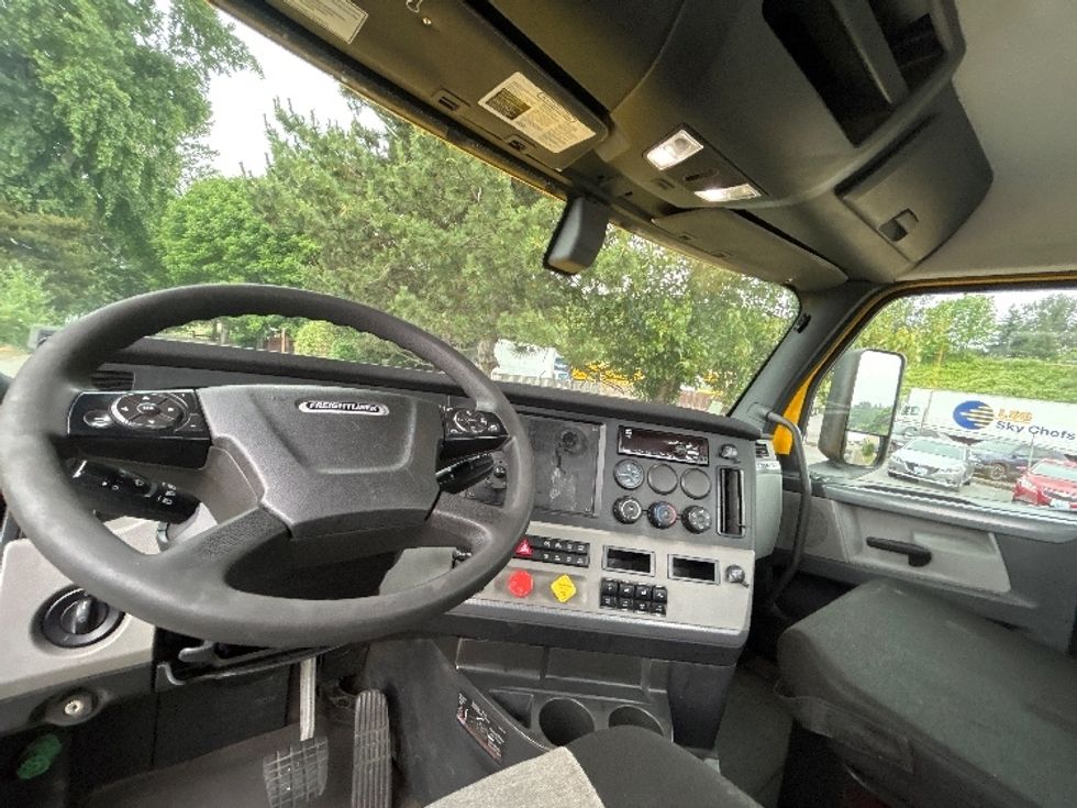 Day Cab Tractor-Heavy Duty Tractors-Freightliner-2020-T12684ST-Tacoma-WA-195,501\n\t\tmiles-$ 78,500 - Image 11