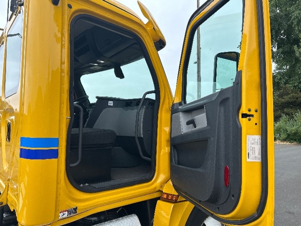 Day Cab Tractor-Heavy Duty Tractors-Freightliner-2020-T12684ST-Tacoma-WA-195,501\n\t\tmiles-$ 78,500 - Image 12