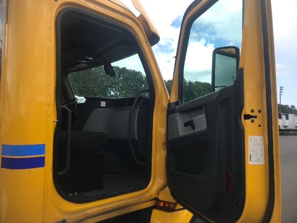Day Cab Tractor-Heavy Duty Tractors-Freightliner-2020-T12684ST-Tacoma-WA-411,142\n\t\tmiles-$ 66,000 - Image 12