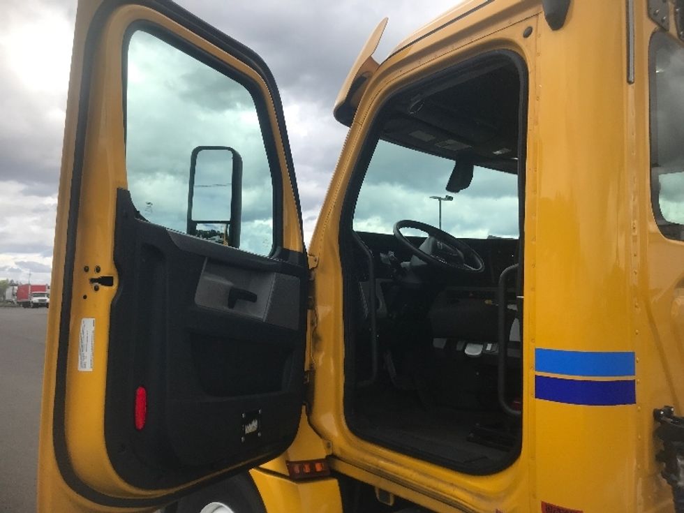 Day Cab Tractor-Heavy Duty Tractors-Freightliner-2020-T12684ST-Tacoma-WA-411,142\n\t\tmiles-$ 66,000 - Image 9