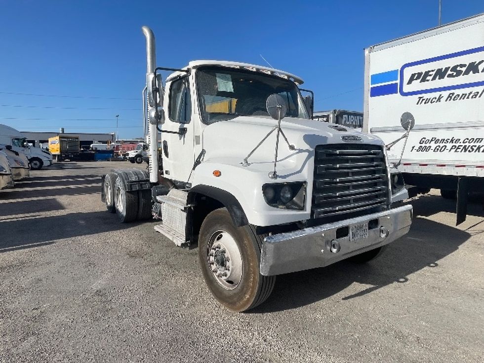 Day Cab Tractor-Heavy Duty Tractors-Freightliner-2021-114SD-Austin-TX-397,364\n\t\tmiles-$ 60,250 - Image 1