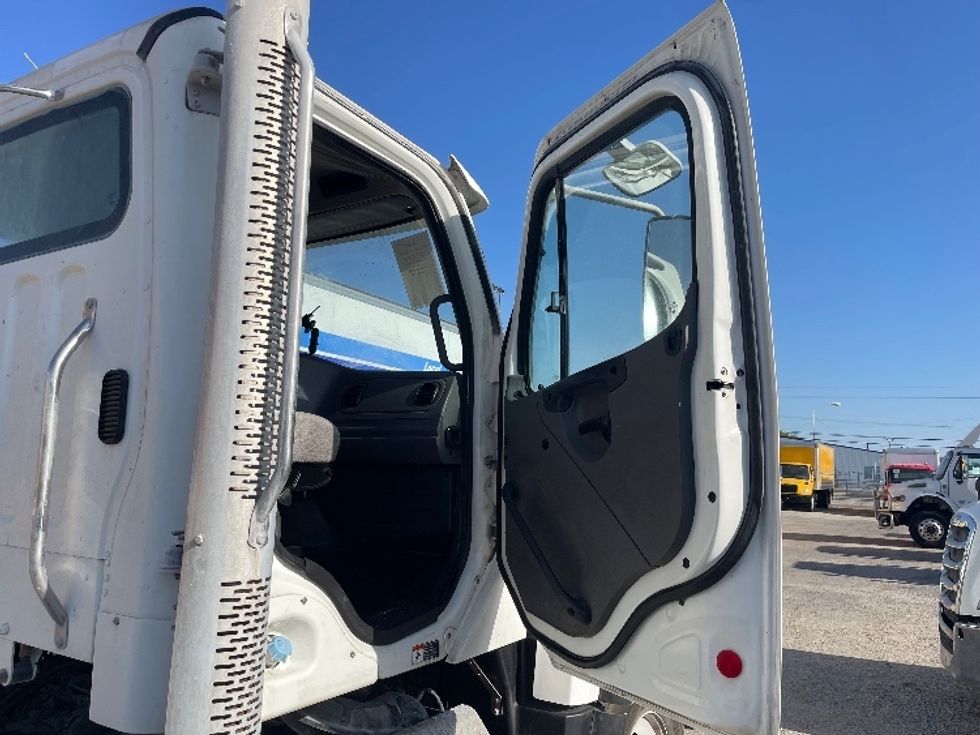 Day Cab Tractor-Heavy Duty Tractors-Freightliner-2021-114SD-Austin-TX-397,364\n\t\tmiles-$ 60,250 - Image 12