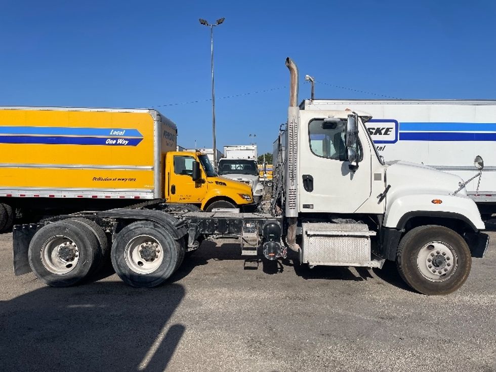 Day Cab Tractor-Heavy Duty Tractors-Freightliner-2021-114SD-Austin-TX-397,364\n\t\tmiles-$ 60,250 - Image 8