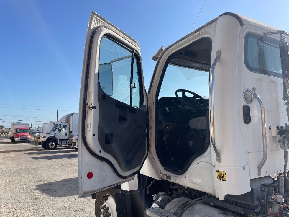 Day Cab Tractor-Heavy Duty Tractors-Freightliner-2021-114SD-Austin-TX-397,364\n\t\tmiles-$ 60,250 - Image 9