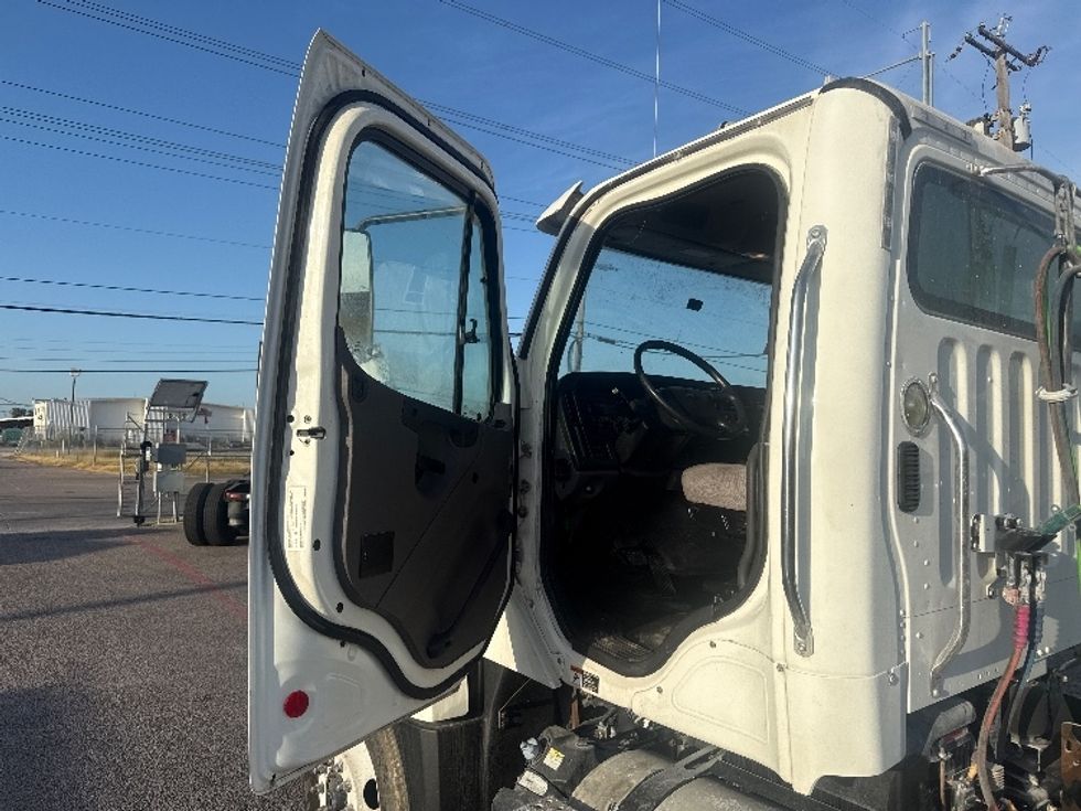 Day Cab Tractor-Heavy Duty Tractors-Freightliner-2021-114SD-Dallas-TX-404,455\n\t\tmiles-$ 59,750 - Image 9