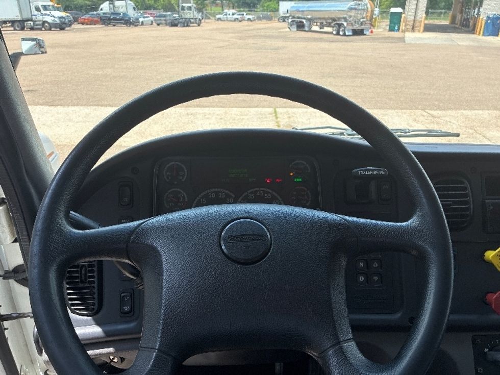 Day Cab Tractor-Heavy Duty Tractors-Freightliner-2021-M2-Jackson-MS-100,570\n\t\tmiles-$ 66,250 - Image 10
