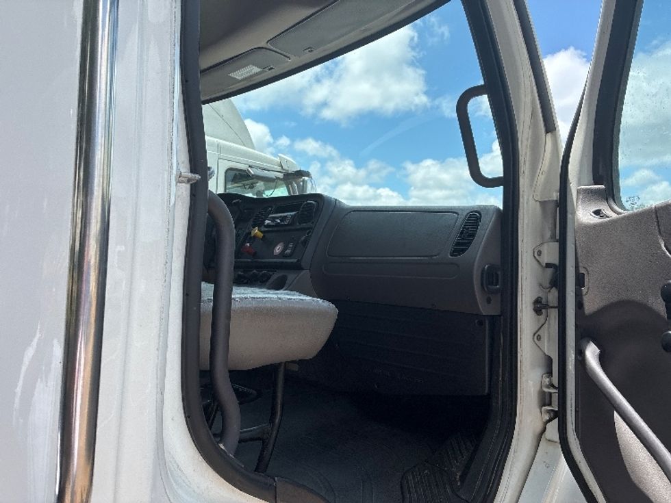 Day Cab Tractor-Heavy Duty Tractors-Freightliner-2021-M2-Jackson-MS-100,570\n\t\tmiles-$ 66,250 - Image 11