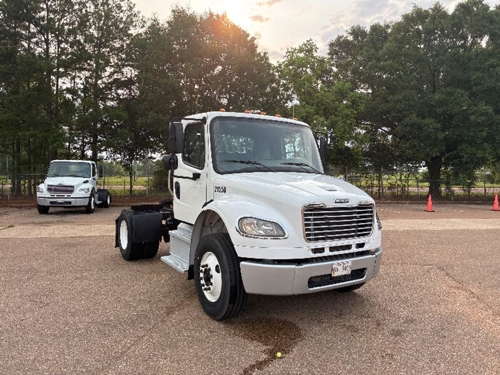 Day Cab Tractor-Heavy Duty Tractors-Freightliner-2021-M2-Jackson-MS-115,740\n\t\tmiles-$ 65,250 - Image 1