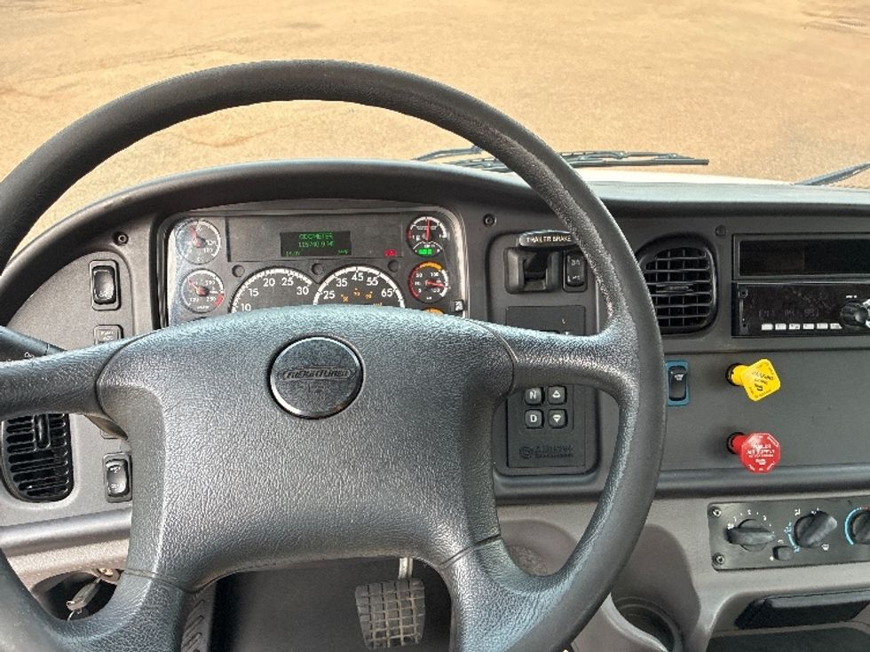 Day Cab Tractor-Heavy Duty Tractors-Freightliner-2021-M2-Jackson-MS-115,740\n\t\tmiles-$ 65,250 - Image 11