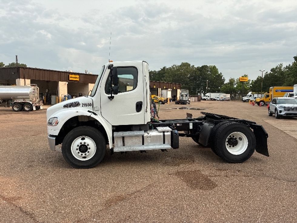 Day Cab Tractor-Heavy Duty Tractors-Freightliner-2021-M2-Jackson-MS-115,740\n\t\tmiles-$ 65,250 - Image 4