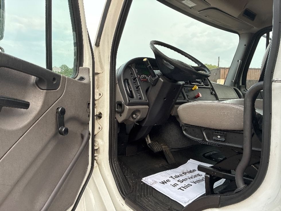 Day Cab Tractor-Heavy Duty Tractors-Freightliner-2021-M2-Jackson-MS-115,740\n\t\tmiles-$ 65,250 - Image 9