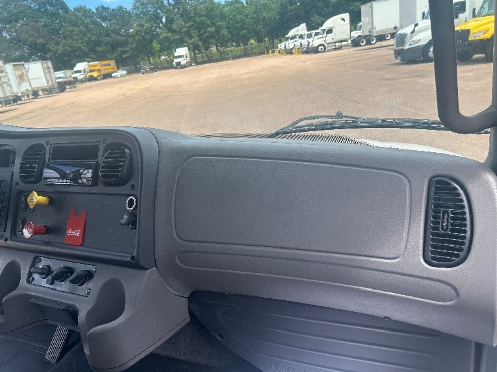 Day Cab Tractor-Heavy Duty Tractors-Freightliner-2021-M2-Jackson-MS-166,836\n\t\tmiles-$ 55,500 - Image 13