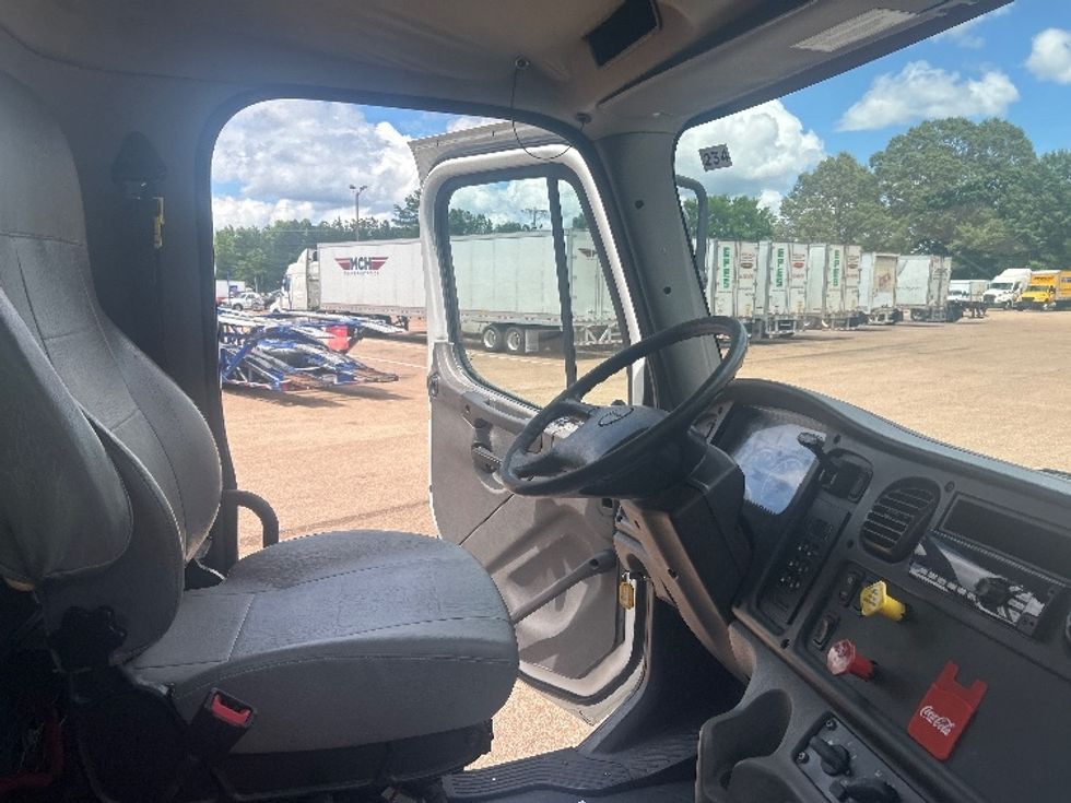 Day Cab Tractor-Heavy Duty Tractors-Freightliner-2021-M2-Jackson-MS-166,836\n\t\tmiles-$ 55,500 - Image 14