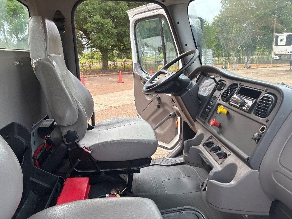 Day Cab Tractor-Heavy Duty Tractors-Freightliner-2021-M2-Jackson-MS-95,515\n\t\tmiles-$ 66,750 - Image 14