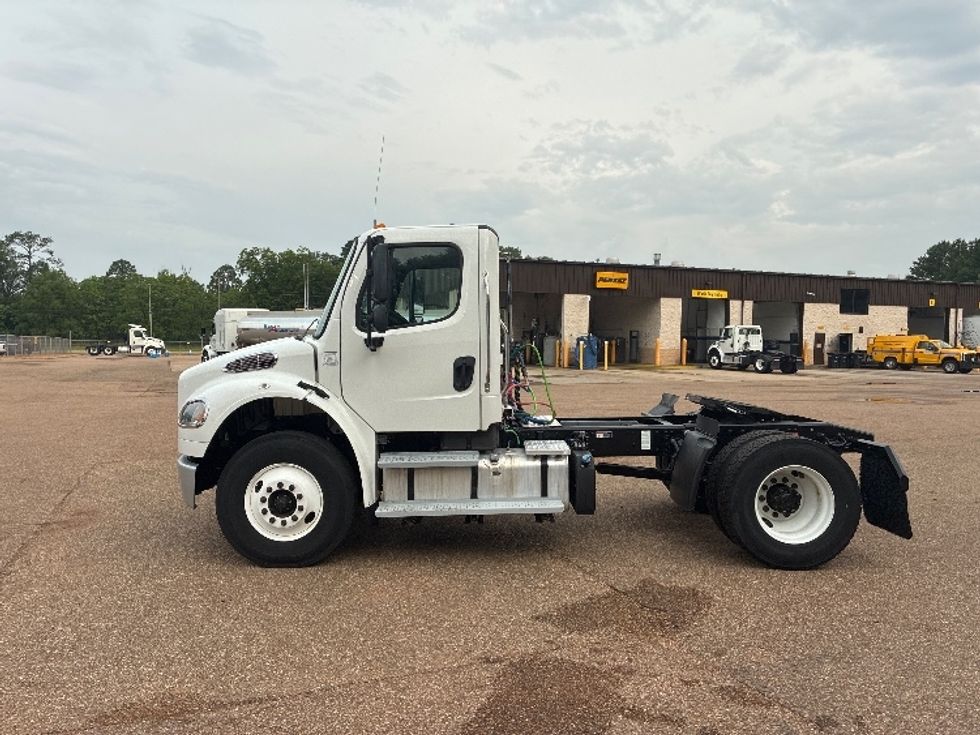 Day Cab Tractor-Heavy Duty Tractors-Freightliner-2021-M2-Jackson-MS-95,515\n\t\tmiles-$ 66,750 - Image 4