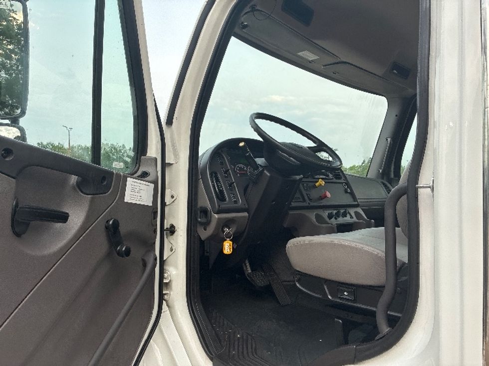 Day Cab Tractor-Heavy Duty Tractors-Freightliner-2021-M2-Jackson-MS-95,515\n\t\tmiles-$ 66,750 - Image 9