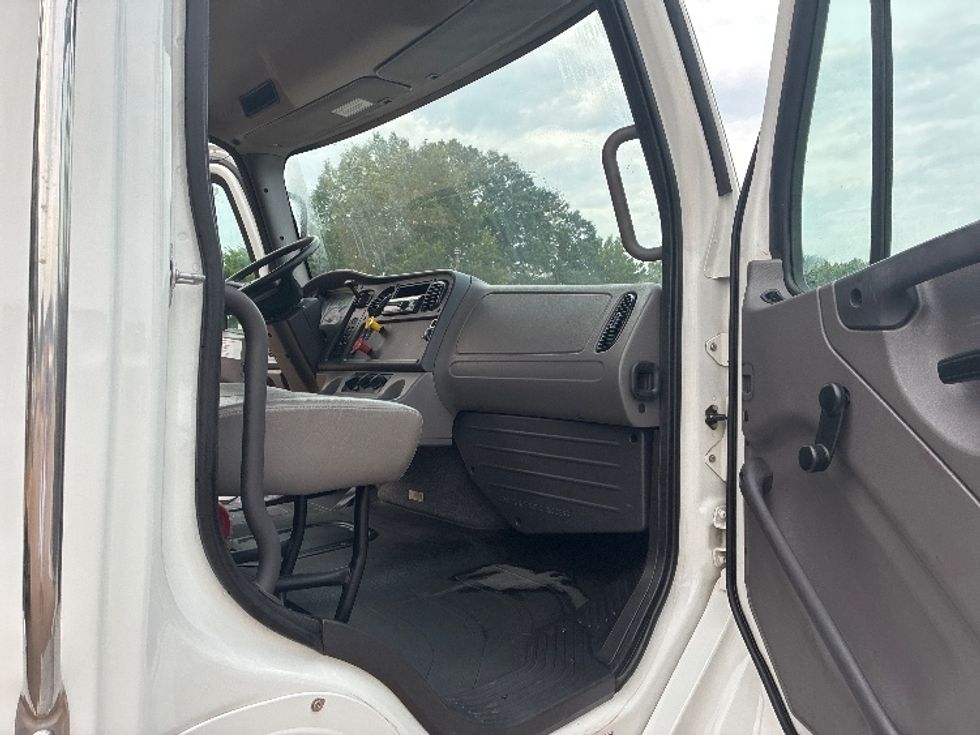 Day Cab Tractor-Heavy Duty Tractors-Freightliner-2021-M2-Jackson-MS-99,974\n\t\tmiles-$ 66,250 - Image 12