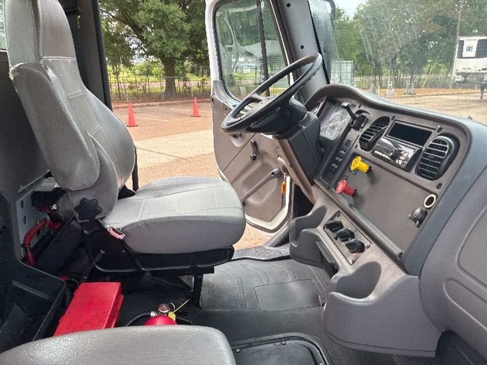 Day Cab Tractor-Heavy Duty Tractors-Freightliner-2021-M2-Jackson-MS-99,974\n\t\tmiles-$ 66,250 - Image 14
