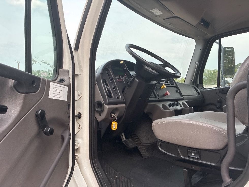Day Cab Tractor-Heavy Duty Tractors-Freightliner-2021-M2-Jackson-MS-99,974\n\t\tmiles-$ 66,250 - Image 9