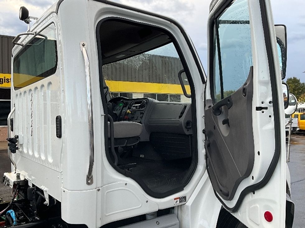 Day Cab Tractor-Heavy Duty Tractors-Freightliner-2021-M2-Springfield-MO-100,197\n\t\tmiles-$ 69,500 - Image 12