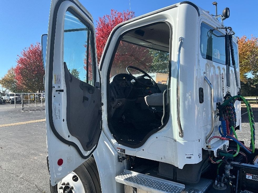 Day Cab Tractor-Heavy Duty Tractors-Freightliner-2021-M2-Springfield-MO-92,576\n\t\tmiles-$ 70,250 - Image 9