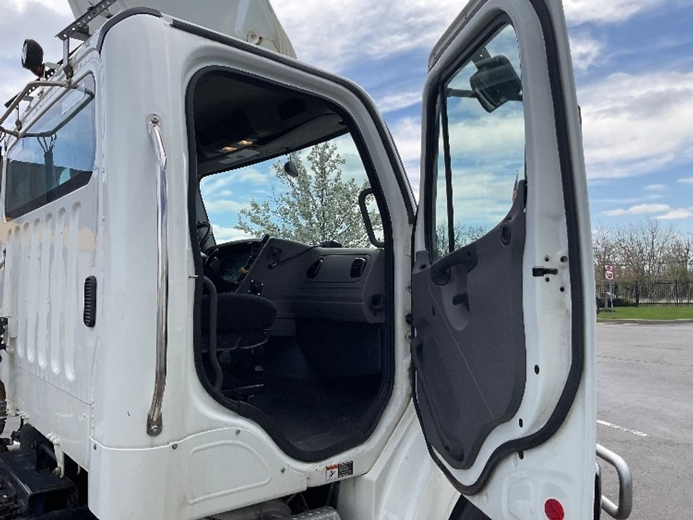 Day Cab Tractor-Heavy Duty Tractors-Freightliner-2021-M211242S-Rochester-NY-167,468\n\t\tmiles-$ 41,750 - Image 12