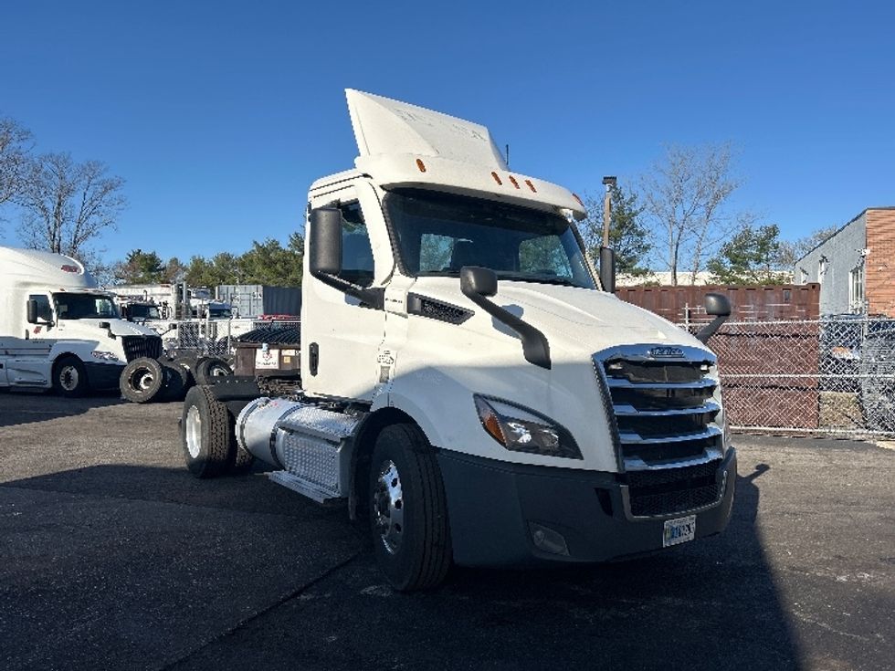 Day Cab Tractor-Heavy Duty Tractors-Freightliner-2021-T11642ST-Central Islip-NY-316,252\n\t\tmiles-$ 44,750 - Image 1
