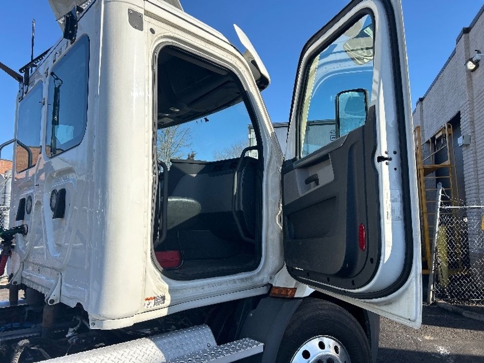 Day Cab Tractor-Heavy Duty Tractors-Freightliner-2021-T11642ST-Central Islip-NY-316,252\n\t\tmiles-$ 44,750 - Image 12