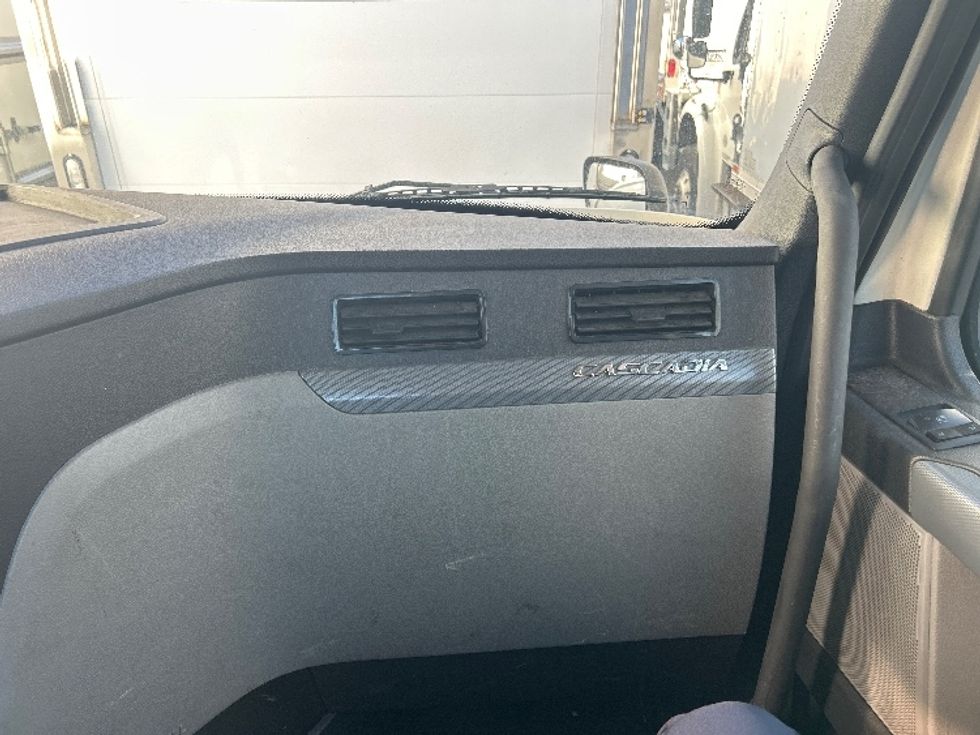 Day Cab Tractor-Heavy Duty Tractors-Freightliner-2021-T11642ST-Central Islip-NY-316,252\n\t\tmiles-$ 44,750 - Image 13