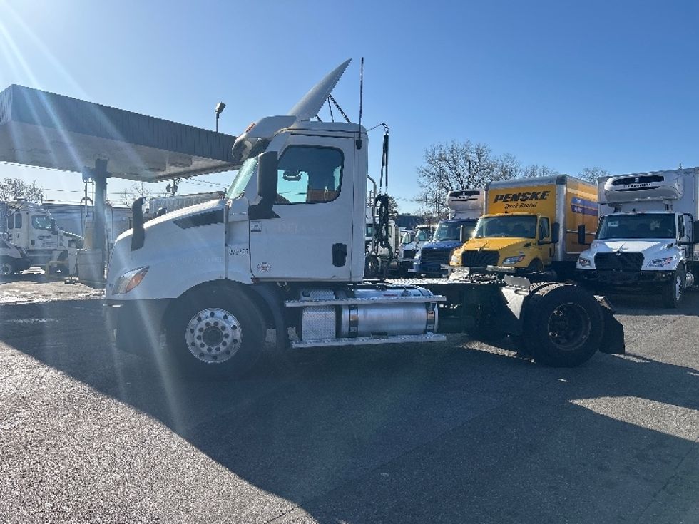 Day Cab Tractor-Heavy Duty Tractors-Freightliner-2021-T11642ST-Central Islip-NY-316,252\n\t\tmiles-$ 44,750 - Image 4