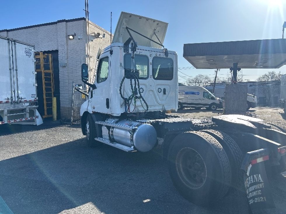 Day Cab Tractor-Heavy Duty Tractors-Freightliner-2021-T11642ST-Central Islip-NY-316,252\n\t\tmiles-$ 44,750 - Image 5