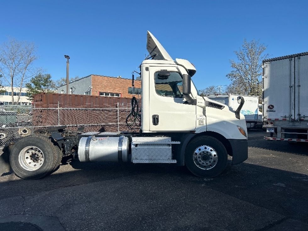 Day Cab Tractor-Heavy Duty Tractors-Freightliner-2021-T11642ST-Central Islip-NY-316,252\n\t\tmiles-$ 44,750 - Image 8