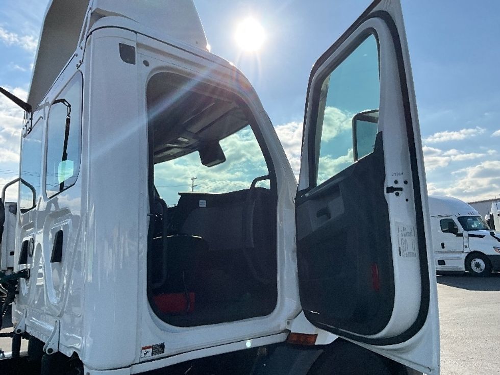 Day Cab Tractor-Heavy Duty Tractors-Freightliner-2021-T11642ST-Clackamas-OR-326,294\n\t\tmiles-$ 50,750 - Image 12