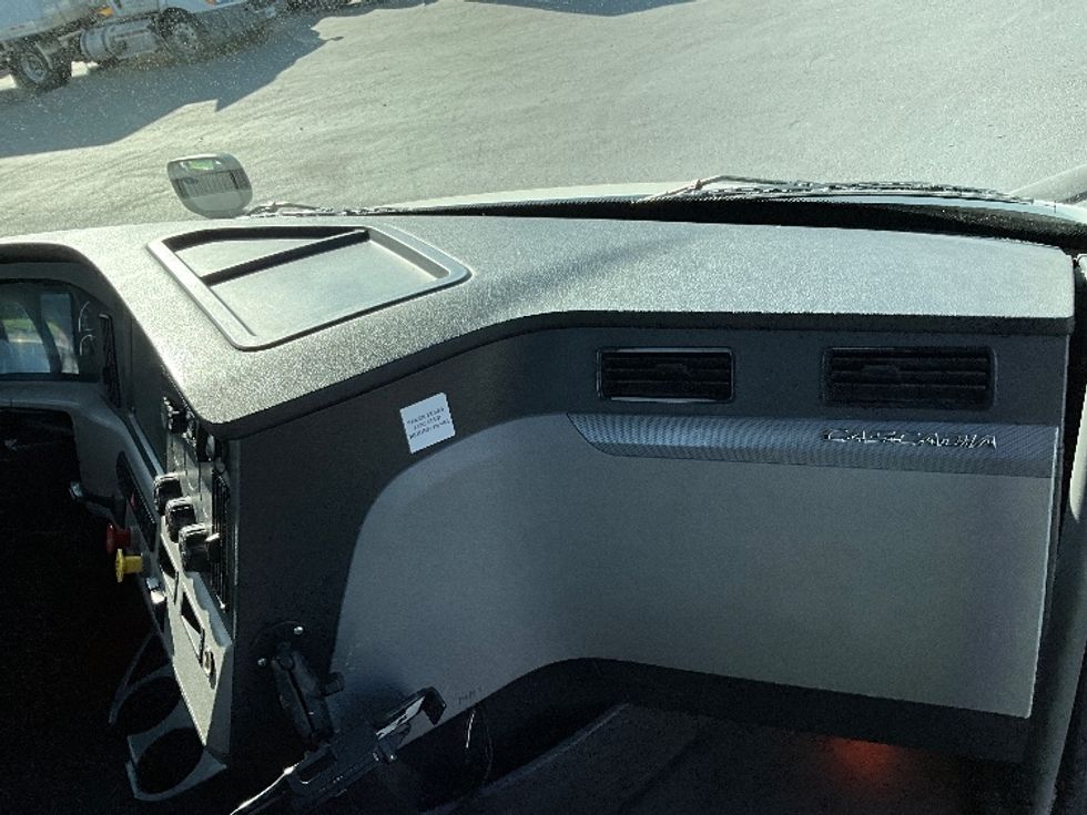 Day Cab Tractor-Heavy Duty Tractors-Freightliner-2021-T11642ST-Clackamas-OR-326,294\n\t\tmiles-$ 50,750 - Image 13