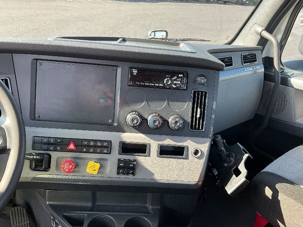 Day Cab Tractor-Heavy Duty Tractors-Freightliner-2021-T11642ST-Clackamas-OR-326,294\n\t\tmiles-$ 50,750 - Image 17