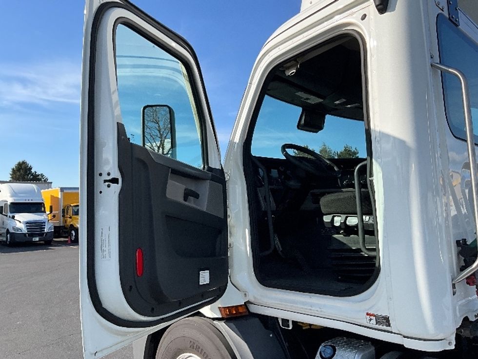 Day Cab Tractor-Heavy Duty Tractors-Freightliner-2021-T11642ST-Clackamas-OR-326,294\n\t\tmiles-$ 50,750 - Image 9