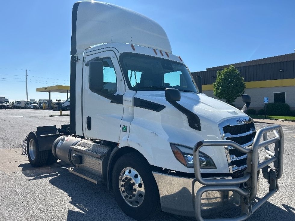 Day Cab Tractor-Heavy Duty Tractors-Freightliner-2021-T11642ST-Davenport-IA-462,567\n\t\tmiles-$ 44,000 - Image 1