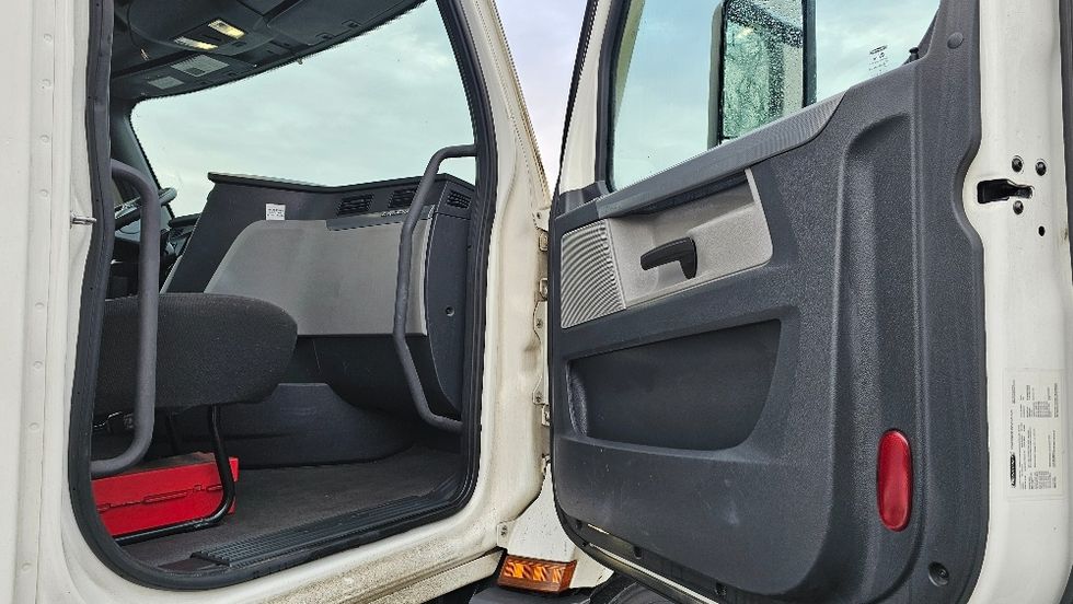 Day Cab Tractor-Heavy Duty Tractors-Freightliner-2021-T11642ST-Dayton-NJ-142,971\n\t\tmiles-$ 56,750 - Image 12