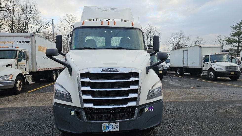 Day Cab Tractor-Heavy Duty Tractors-Freightliner-2021-T11642ST-Dayton-NJ-142,971\n\t\tmiles-$ 56,750 - Image 2