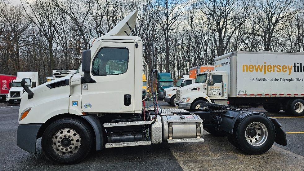 Day Cab Tractor-Heavy Duty Tractors-Freightliner-2021-T11642ST-Dayton-NJ-142,971\n\t\tmiles-$ 56,750 - Image 4