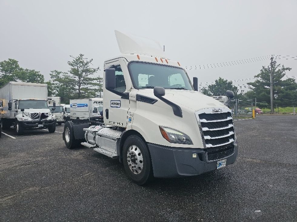 Day Cab Tractor-Heavy Duty Tractors-Freightliner-2021-T11642ST-Edison-NJ-136,793\n\t\tmiles-$ 57,000 - Image 1