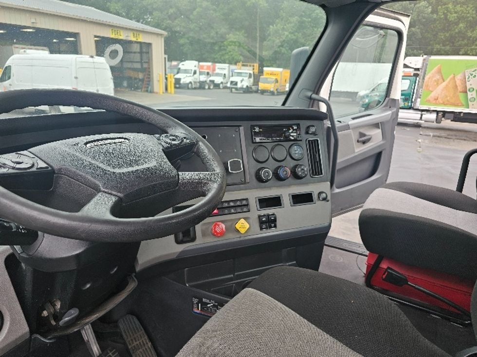Day Cab Tractor-Heavy Duty Tractors-Freightliner-2021-T11642ST-Edison-NJ-136,793\n\t\tmiles-$ 57,000 - Image 10